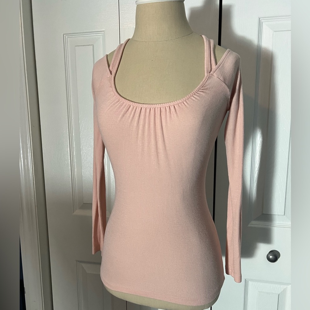 Moda international cold shoulder beautiful top 💗